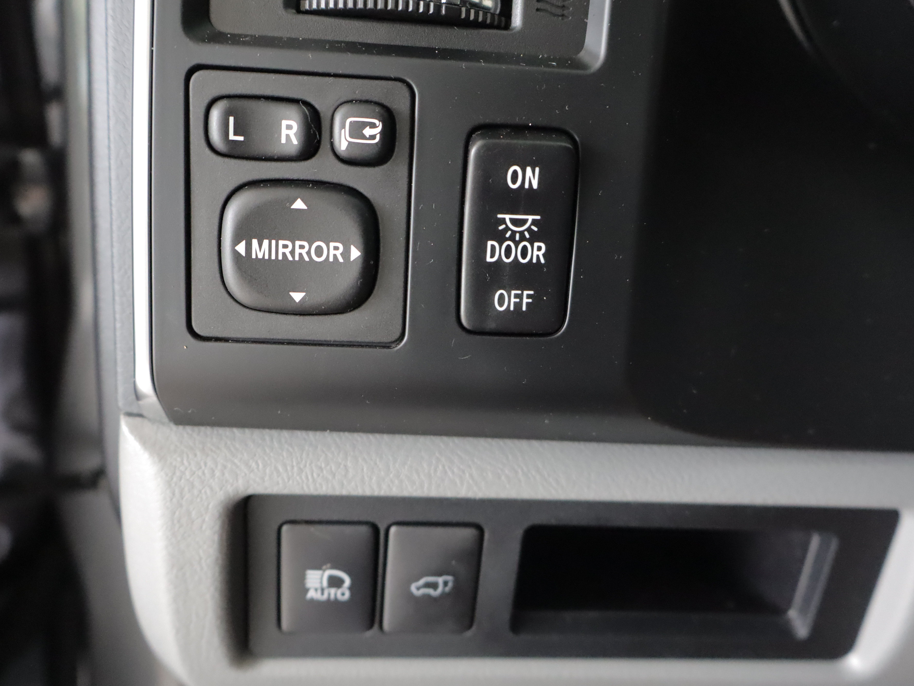 Used 2021 Toyota Sequoia Limited w/ Safety & Convenience Package AWD/4WD image 20