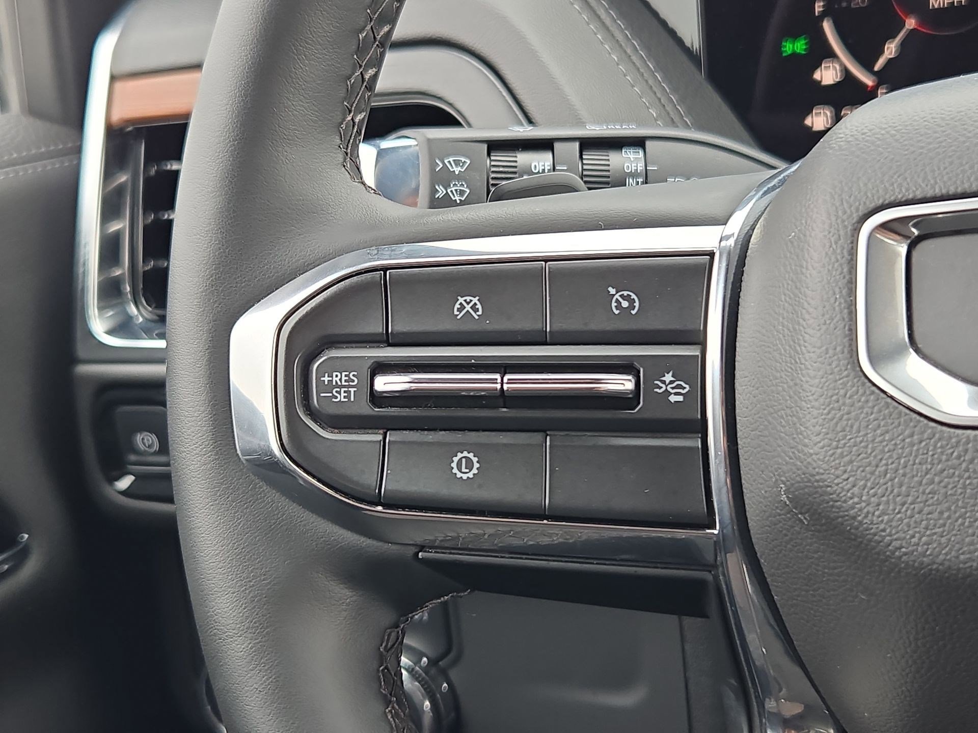 Used 2025 GMC Yukon XL Denali AWD/4WD image 18
