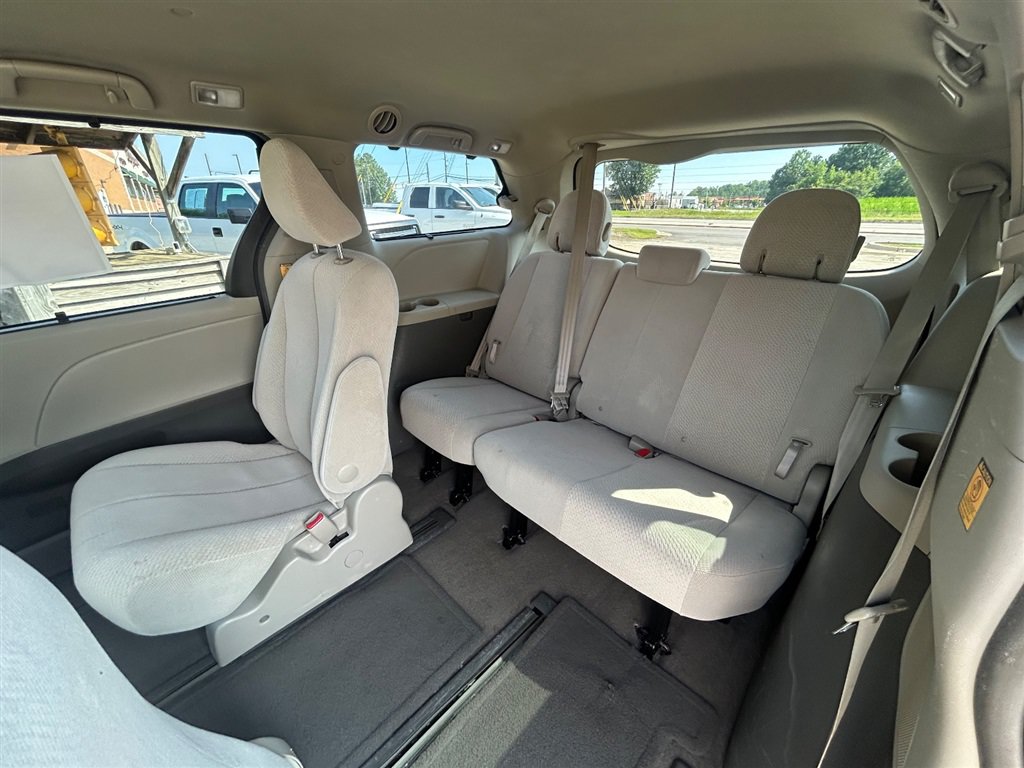 Used 2012 Toyota Sienna LE w/ Towing Pkg AWD/4WD image 24