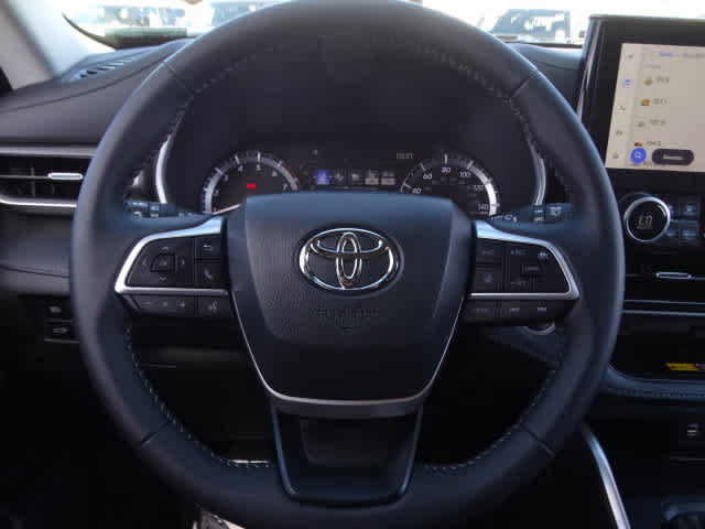 Used 2025 Toyota Highlander XLE image 24