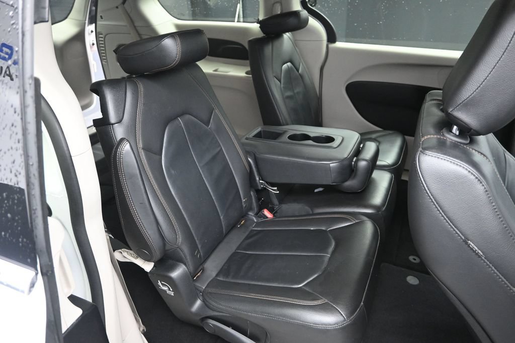 Used 2017 Chrysler Pacifica Touring-L FWD image 32