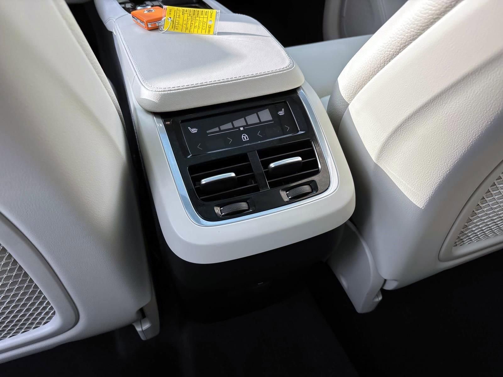 Used 2023 Volvo XC90 B6 Plus w/ Protection Package image 32