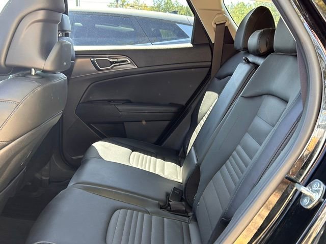 Used 2025 Kia Sportage SX image 40