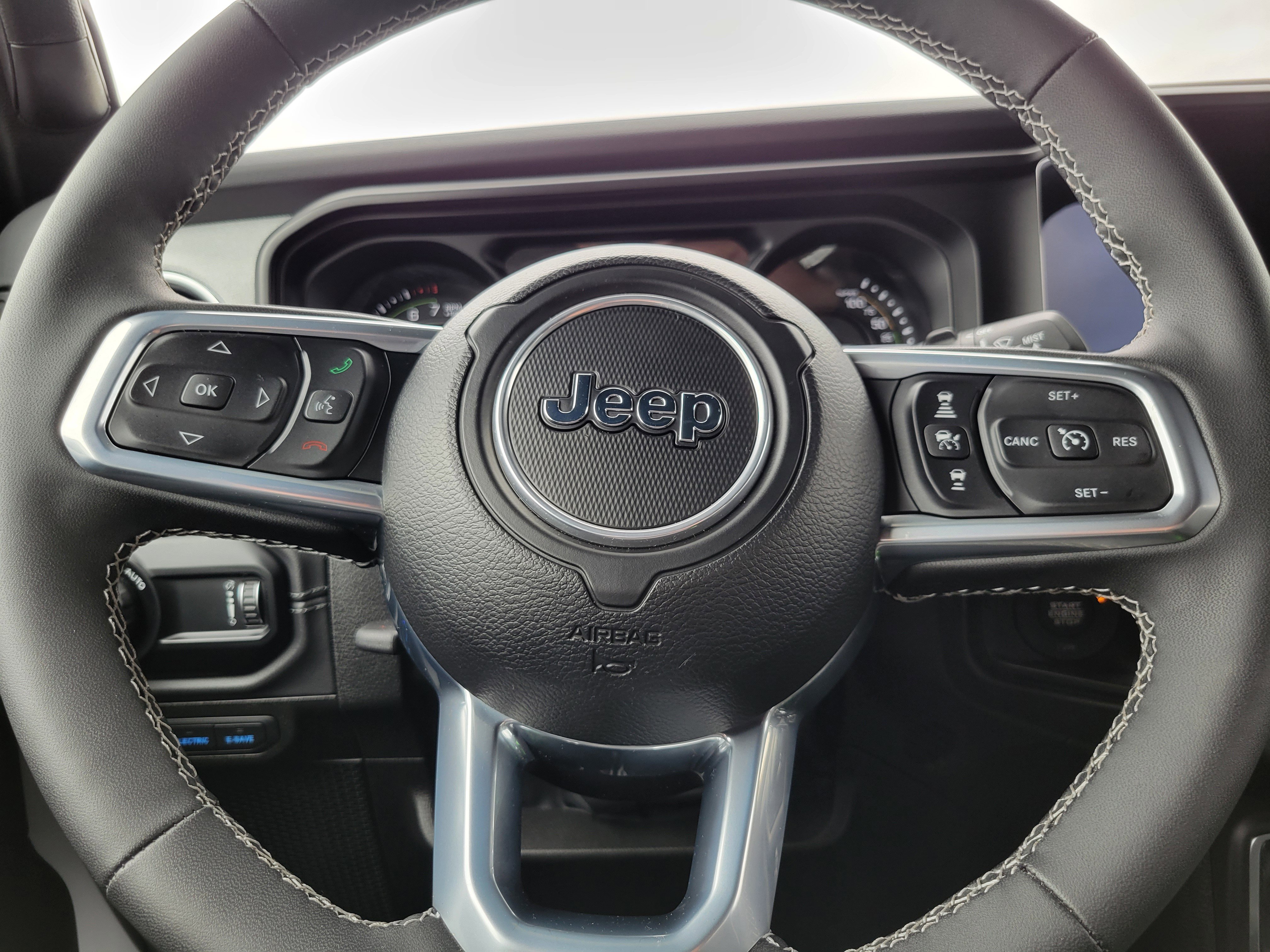 Used 2025 Jeep Wrangler Unlimited Sahara w/ Safety Group image 8