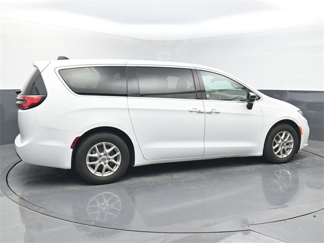Used 2024 Chrysler Pacifica Touring-L image 6