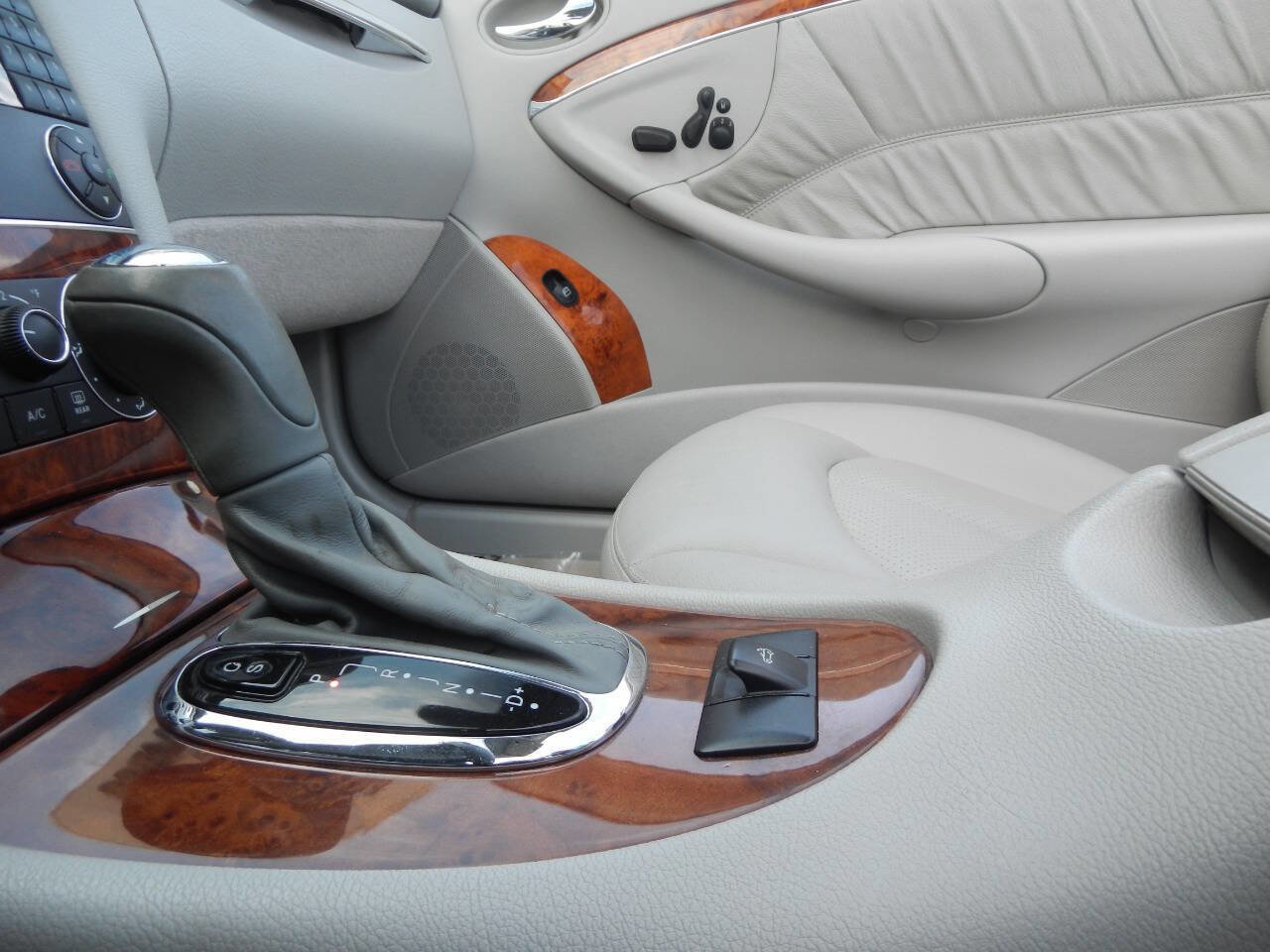 Used 2005 Mercedes-Benz CLK 320 Cabriolet image 35