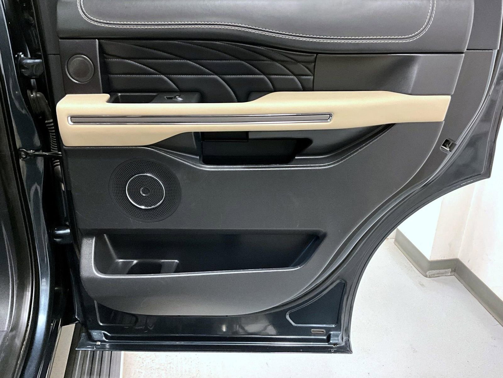 Used 2024 Ford Expedition Platinum image 18