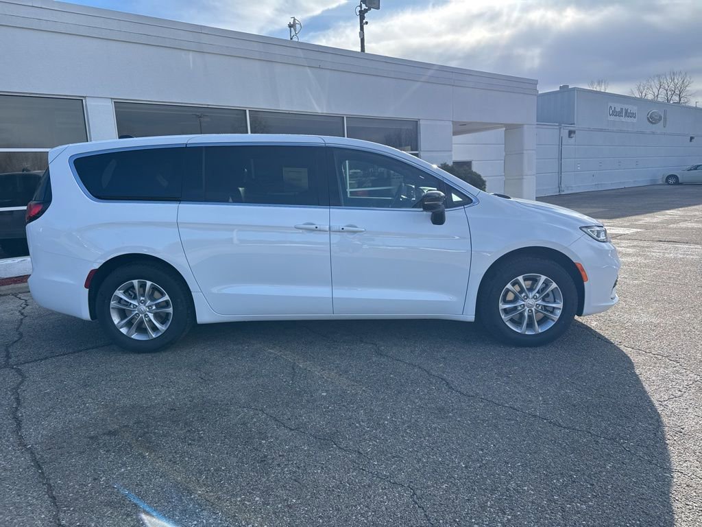 New 2026 Chrysler Pacifica Select AWD/4WD image 2