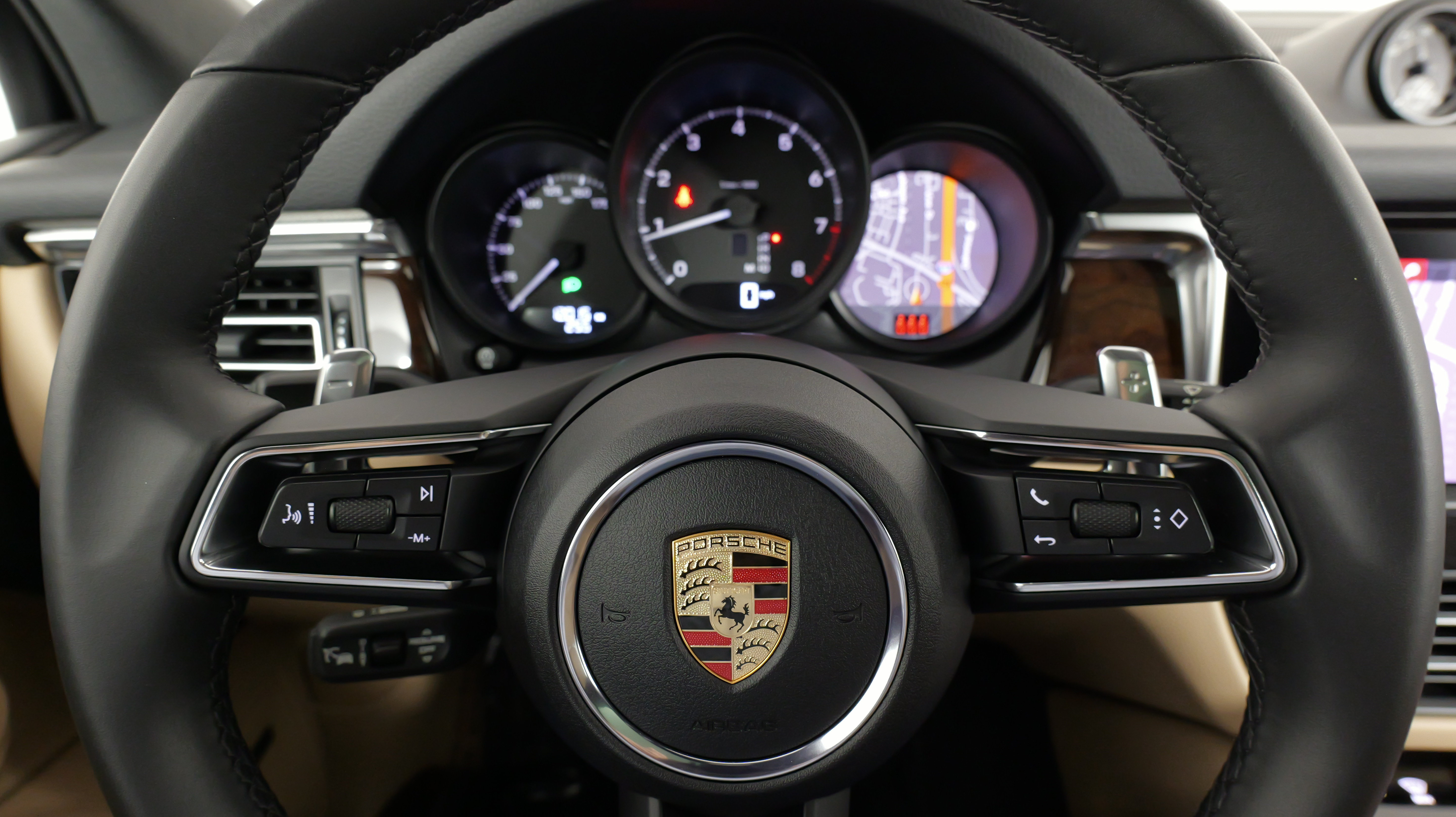 Used 2025 Porsche Macan AWD/4WD image 43