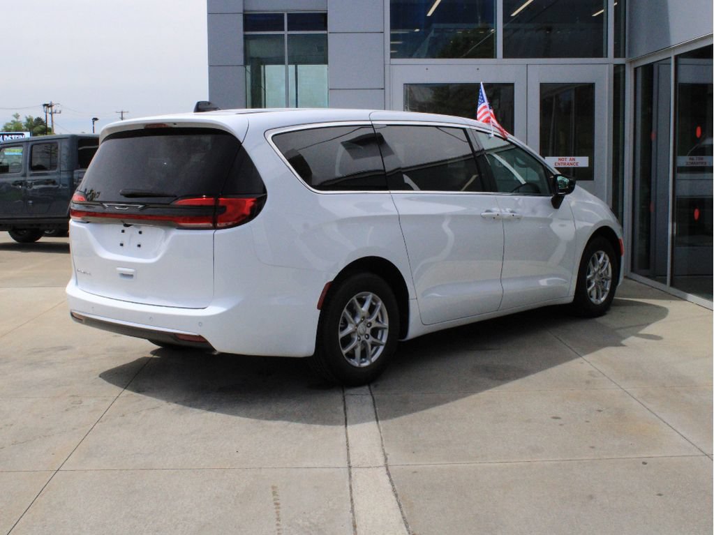 New 2027 Chrysler Pacifica Select w/ Family Tech Group FWD image 6