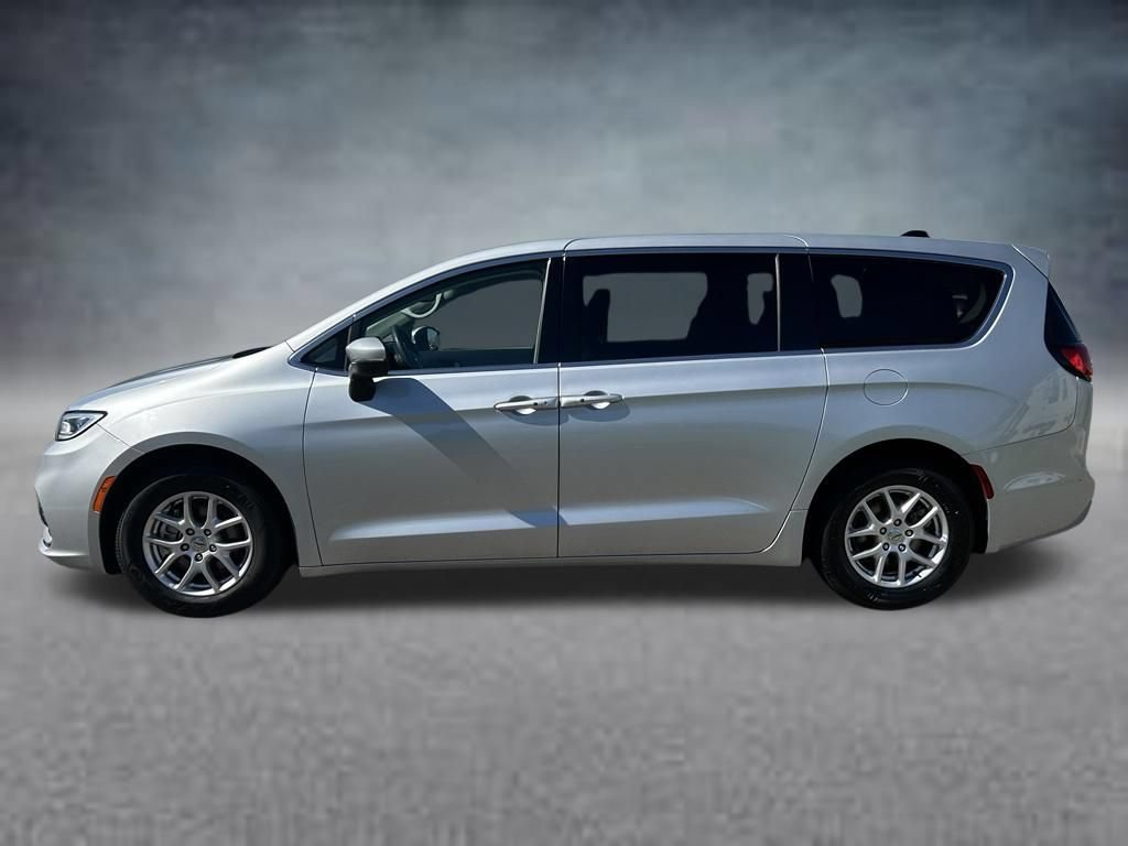 Used 2023 Chrysler Pacifica Touring-L FWD image 2