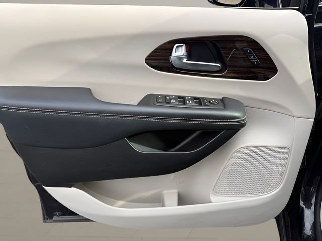Used 2023 Chrysler Pacifica Limited FWD image 40