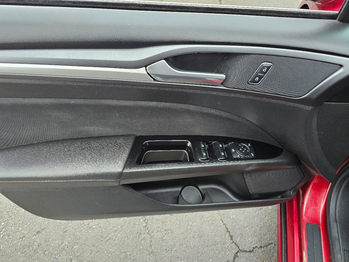 Used 2016 Ford Fusion SE image 30