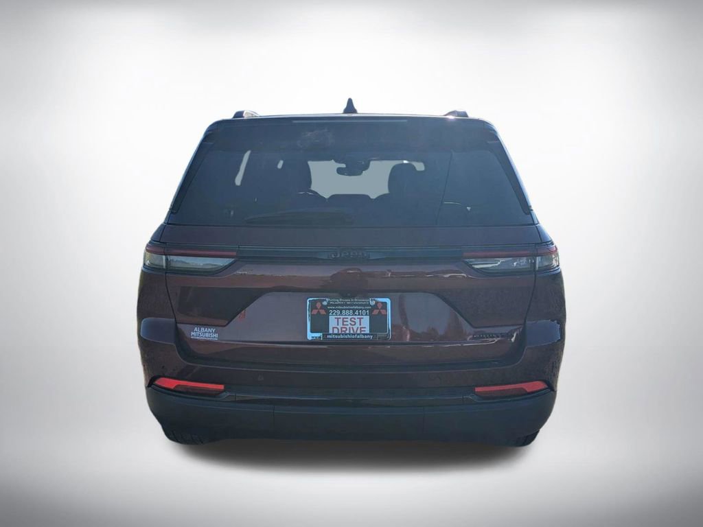 Used 2023 Jeep Grand Cherokee Limited w/ Black Appearance Package image 4