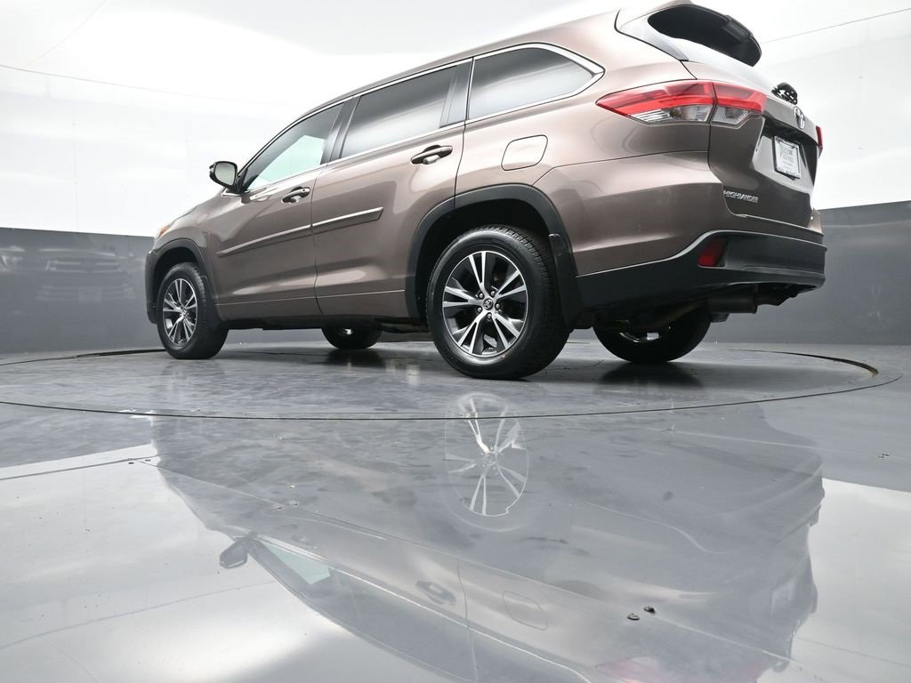 Certified 2018 Toyota Highlander LE image 32