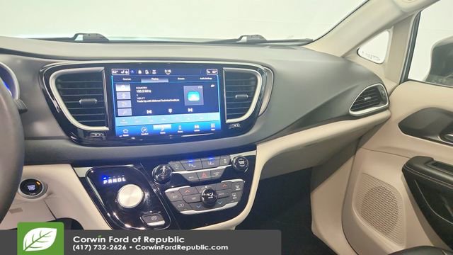 Used 2024 Chrysler Pacifica Touring-L image 17