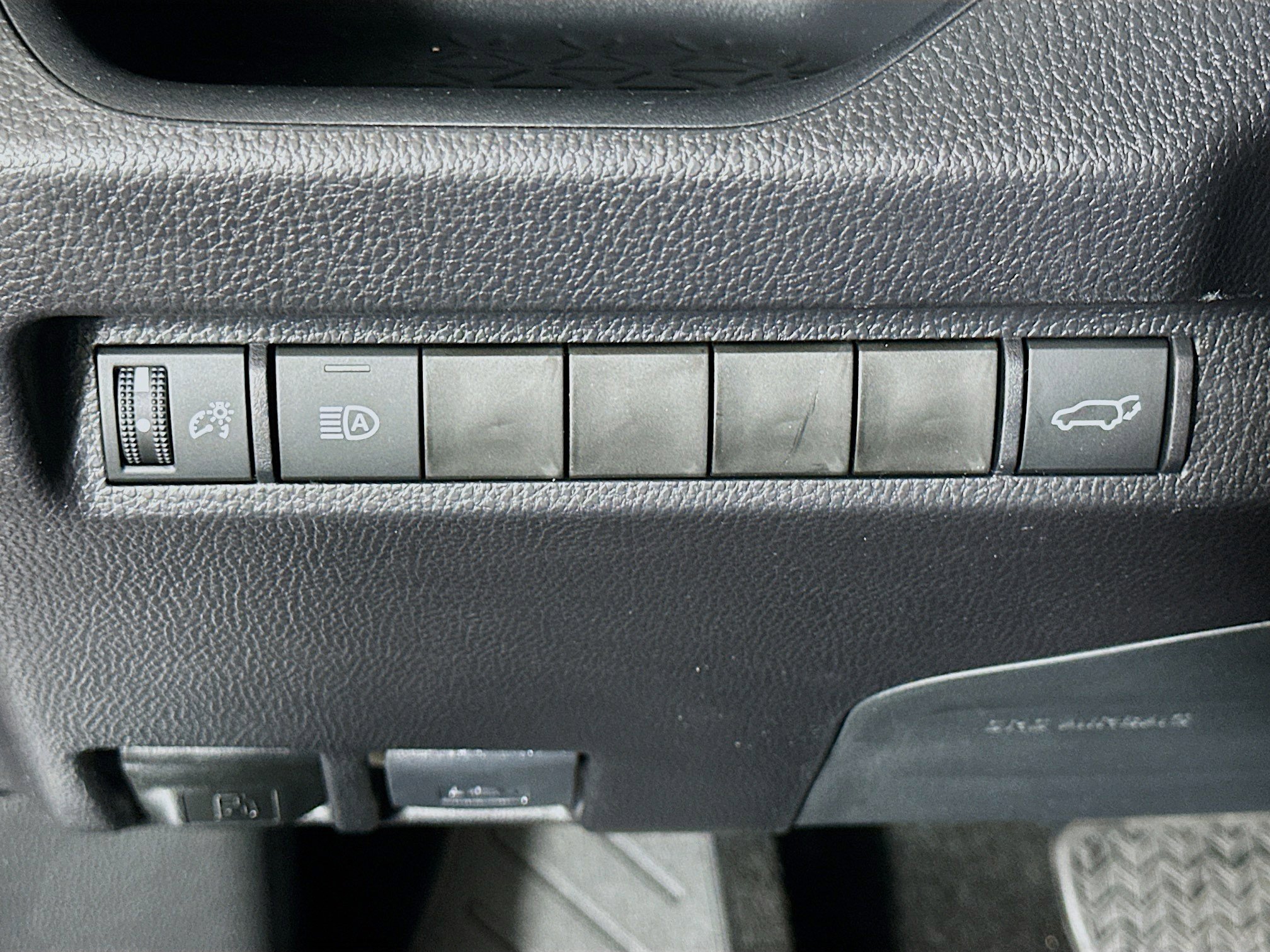 Used 2025 Toyota RAV4 XLE w/ Convenience Package image 17