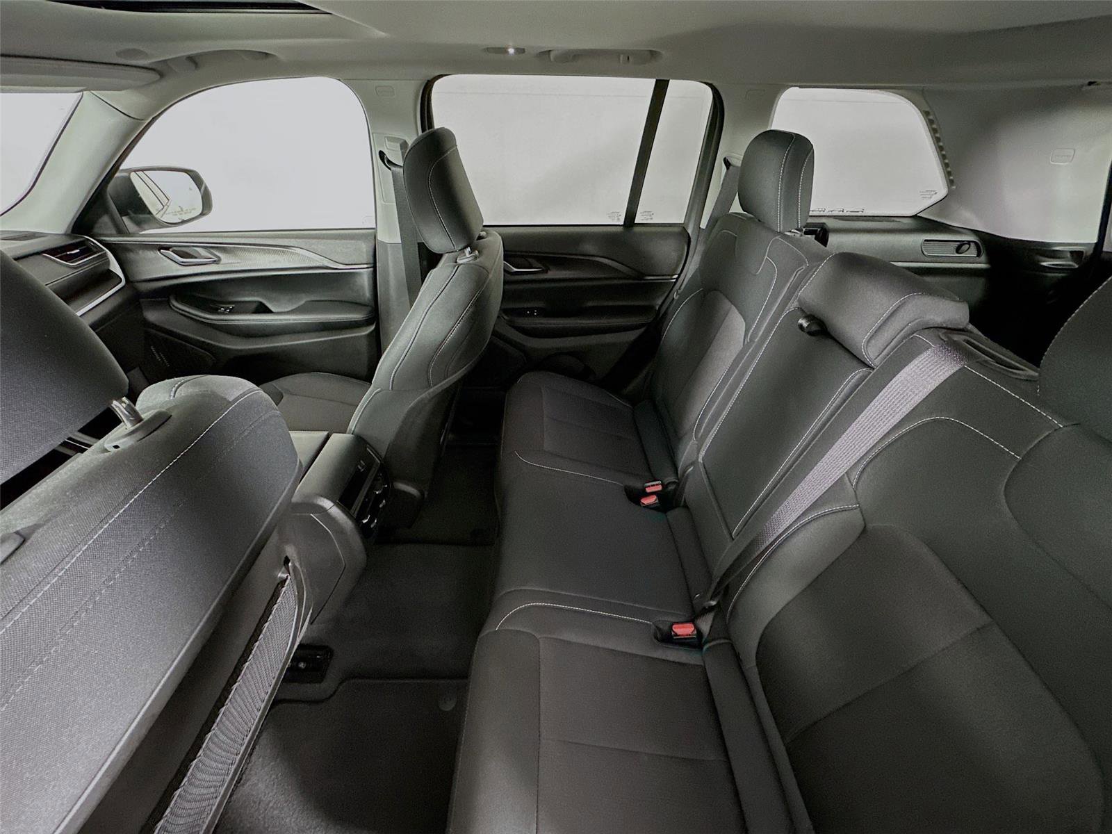 Used 2023 Jeep Grand Cherokee Laredo w/ Luxury Tech Group I image 11