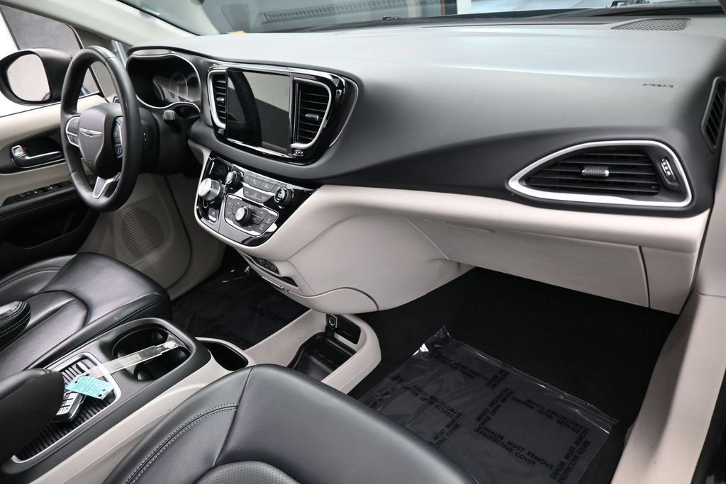 Used 2023 Chrysler Pacifica Touring-L FWD image 43