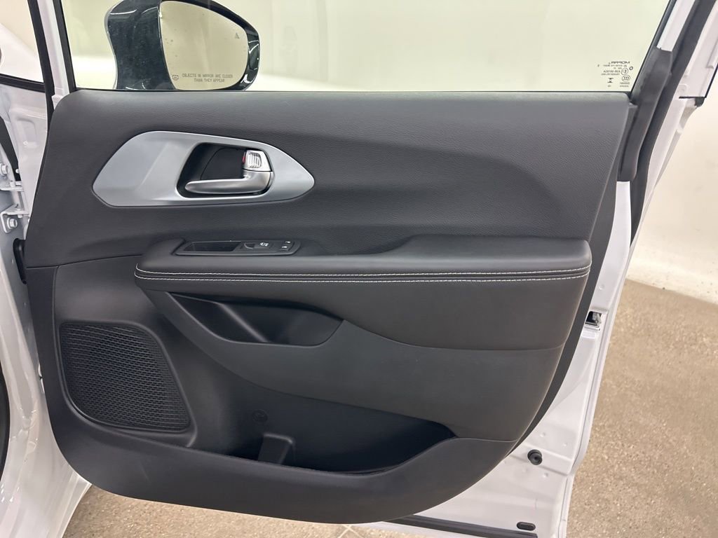 New 2026 Chrysler Pacifica Limited w/ S Appearance Package image 17