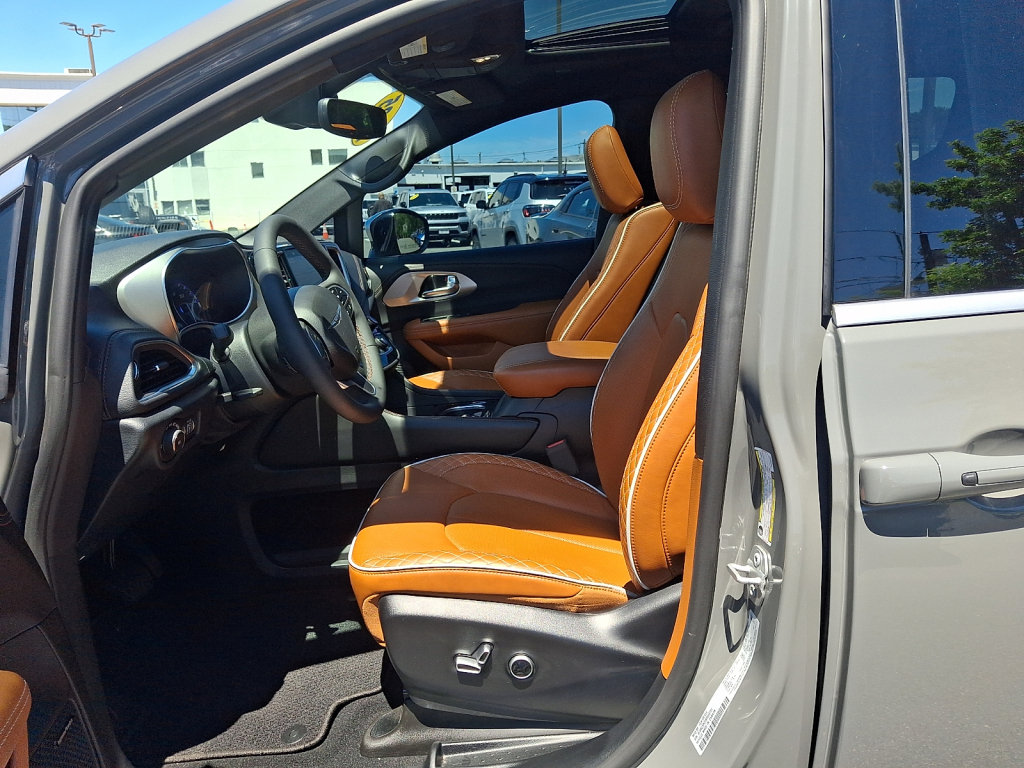 Used 2025 Chrysler Pacifica Pinnacle AWD/4WD image 26