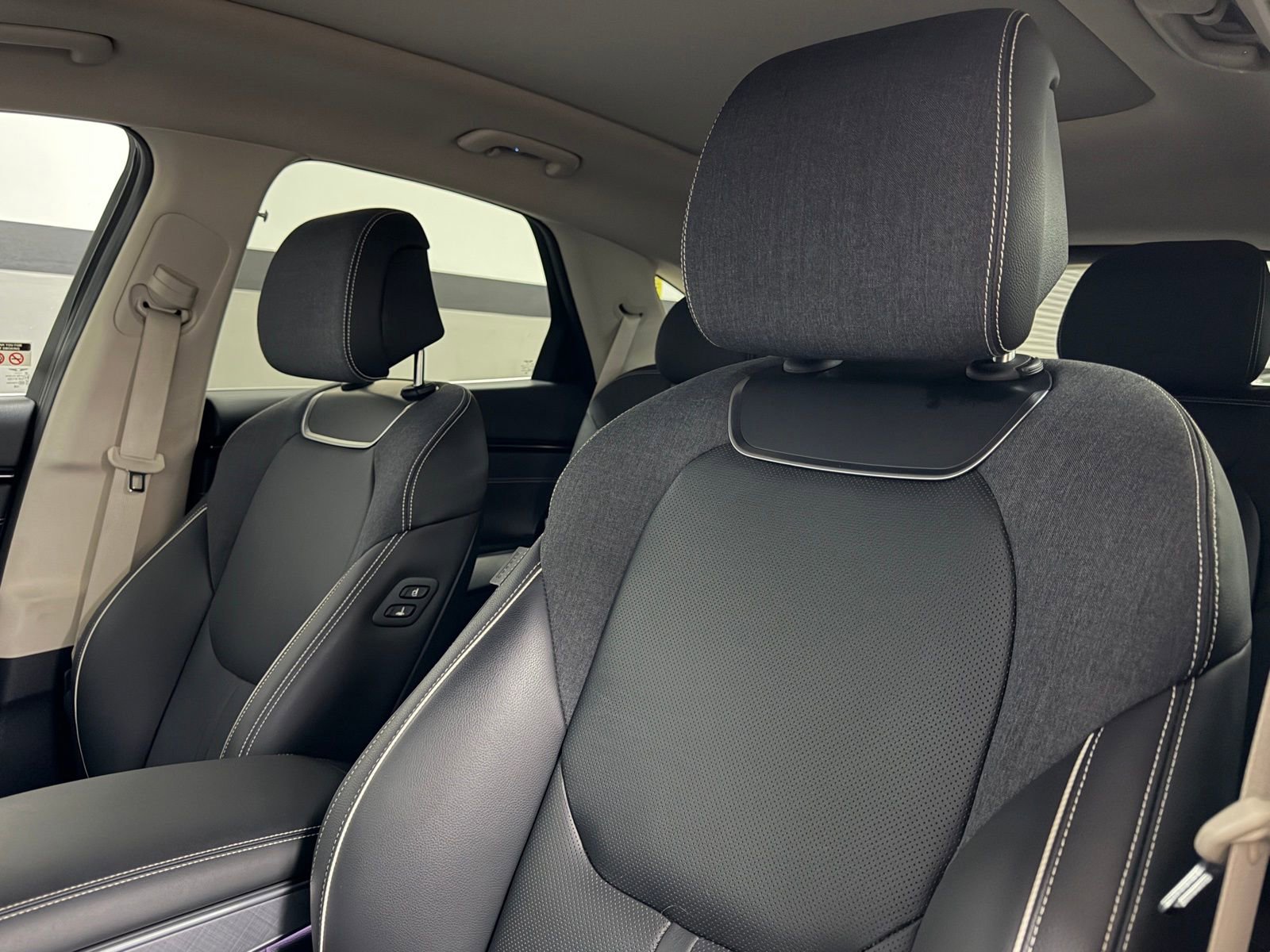 Used 2025 Genesis Electrified GV70 Advanced image 24