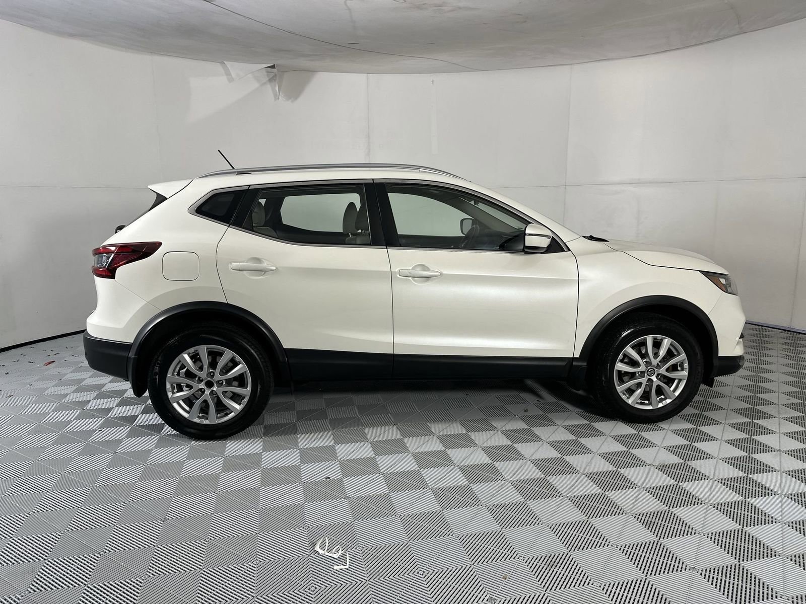Used 2020 Nissan Rogue Sport SV FWD image 9