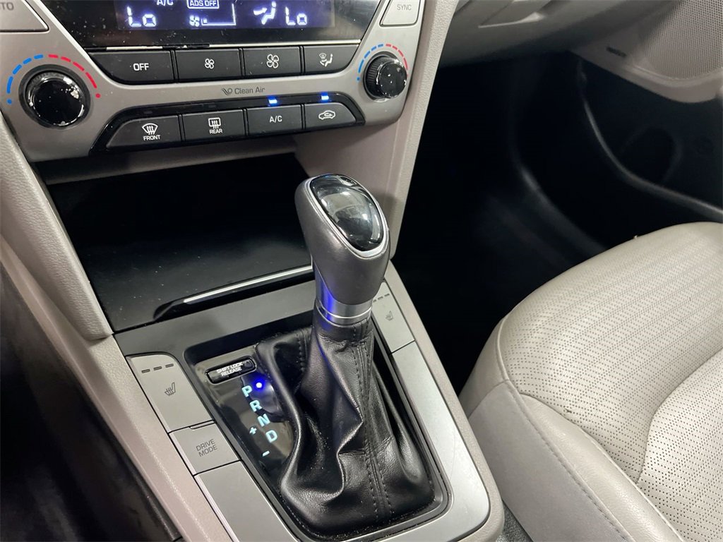 Used 2017 Hyundai Elantra Limited w/ Limited Tech Package 04 image 17