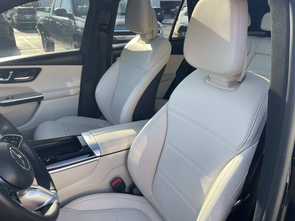 Used 2024 Mercedes-Benz GLC 300 4MATIC image 23
