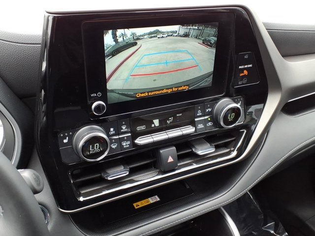 Used 2023 Toyota Highlander XLE FWD image 6