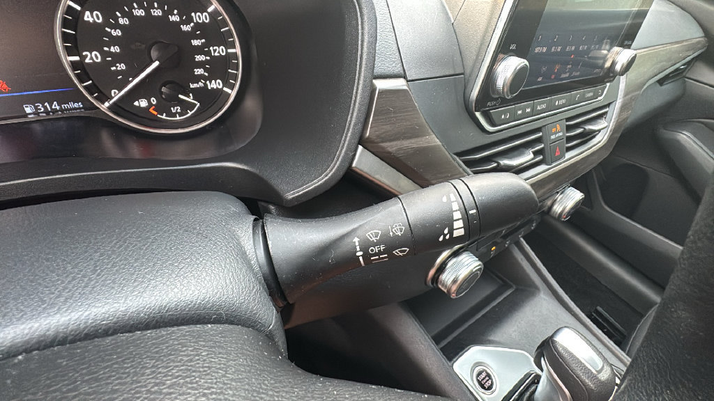 Used 2025 Nissan Altima 2.5 SV FWD image 18