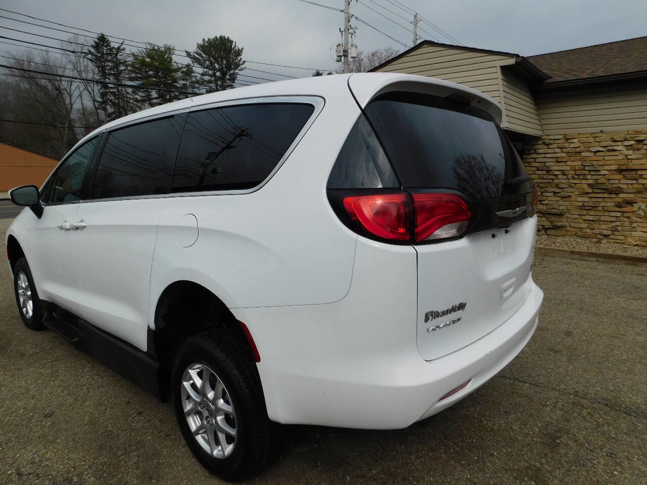 Used 2022 Chrysler Voyager LX image 13