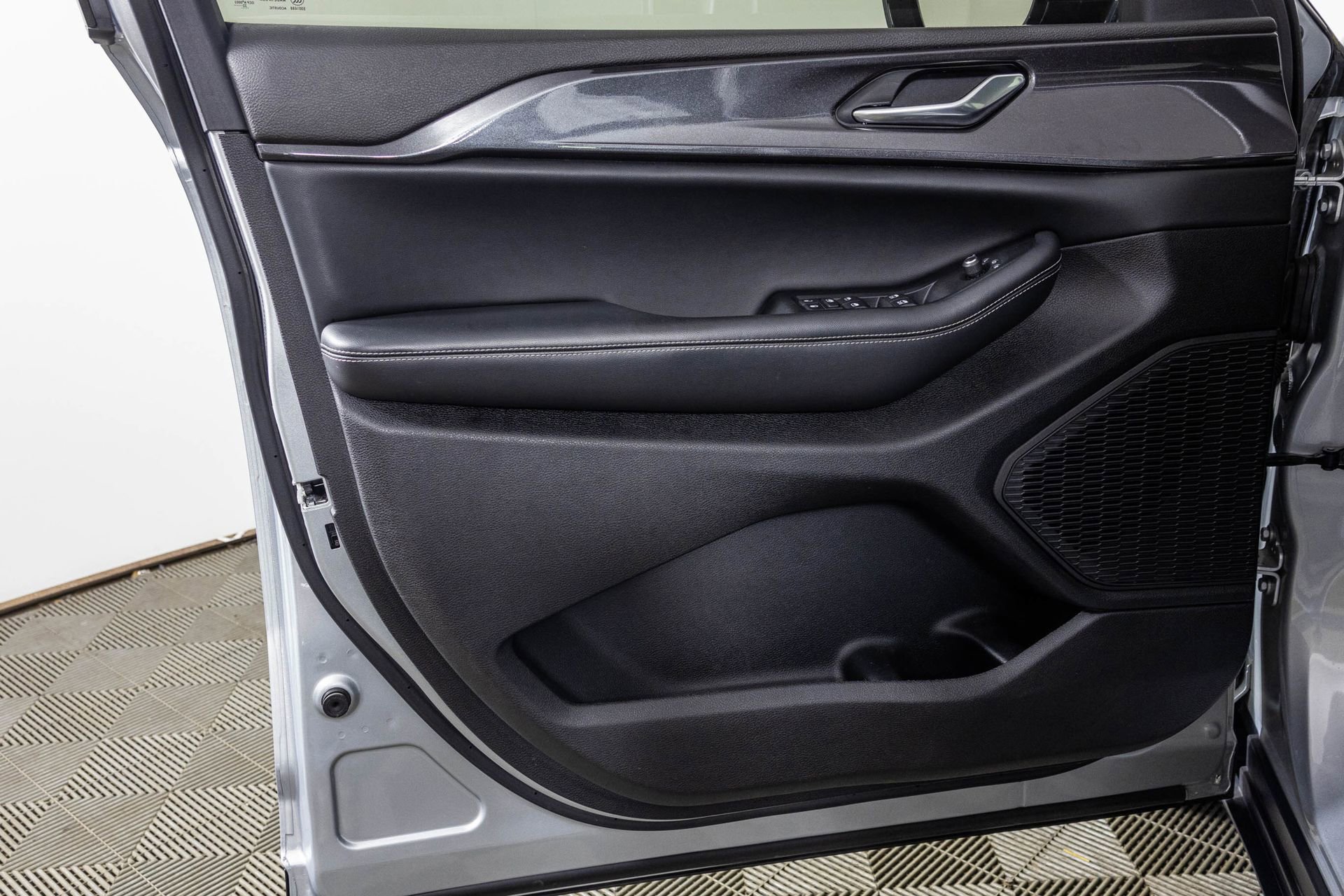 Used 2023 Jeep Grand Cherokee Altitude image 36