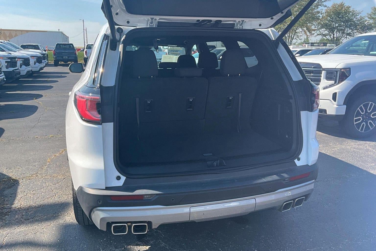 Used 2025 GMC Acadia Elevation FWD image 4