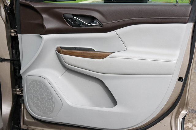 Used 2023 GMC Acadia SLE w/ Driver Convenience Package image 16