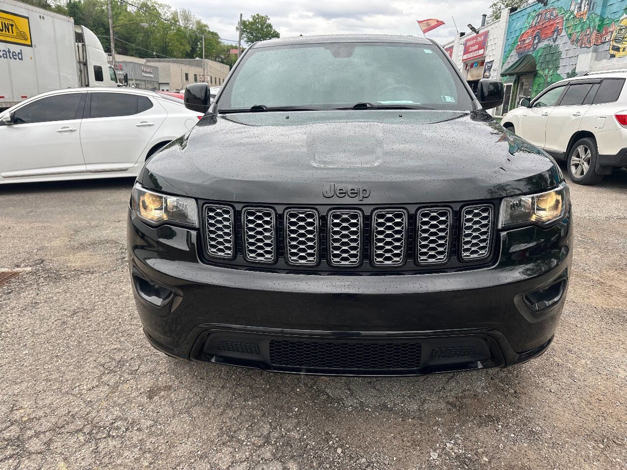 Used 2017 Jeep Grand Cherokee Altitude AWD/4WD image 4