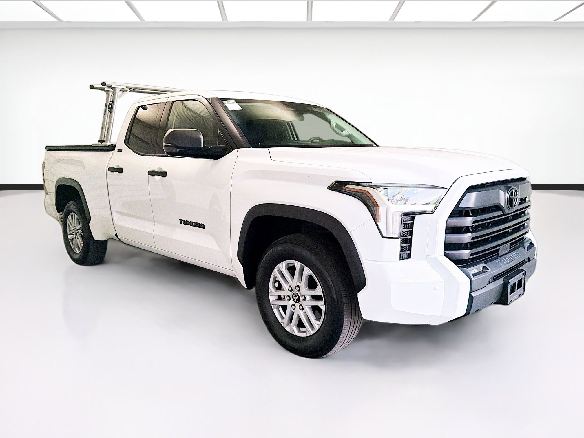 Used 2022 Toyota Tundra SR5 w/ SR5 Convenience Package image 3