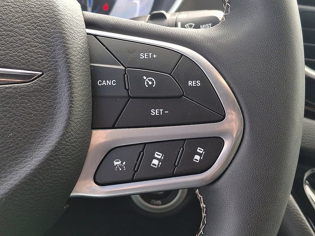 Used 2025 Chrysler Pacifica Select FWD image 17