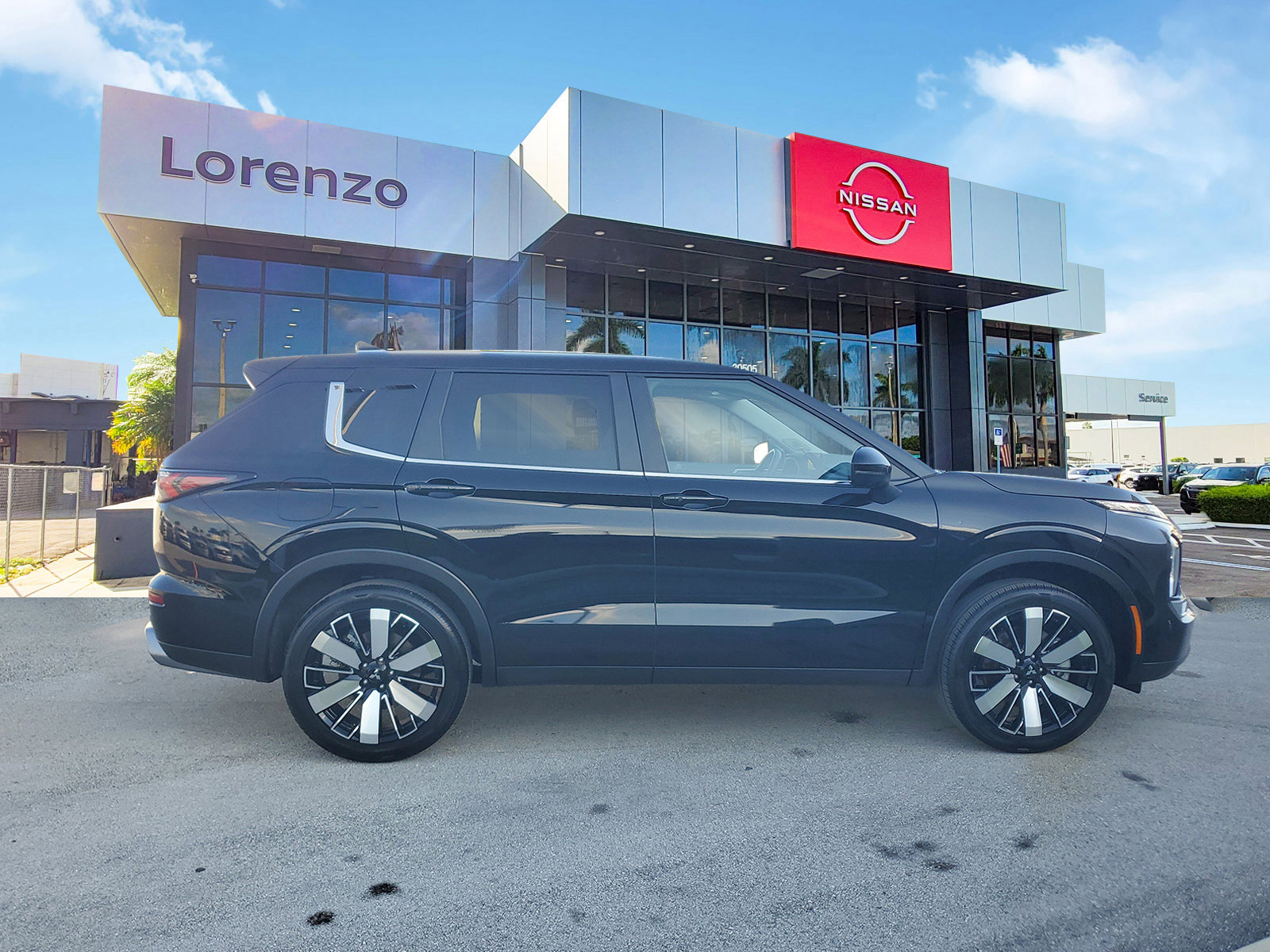 Used 2025 Mitsubishi Outlander SE image 4