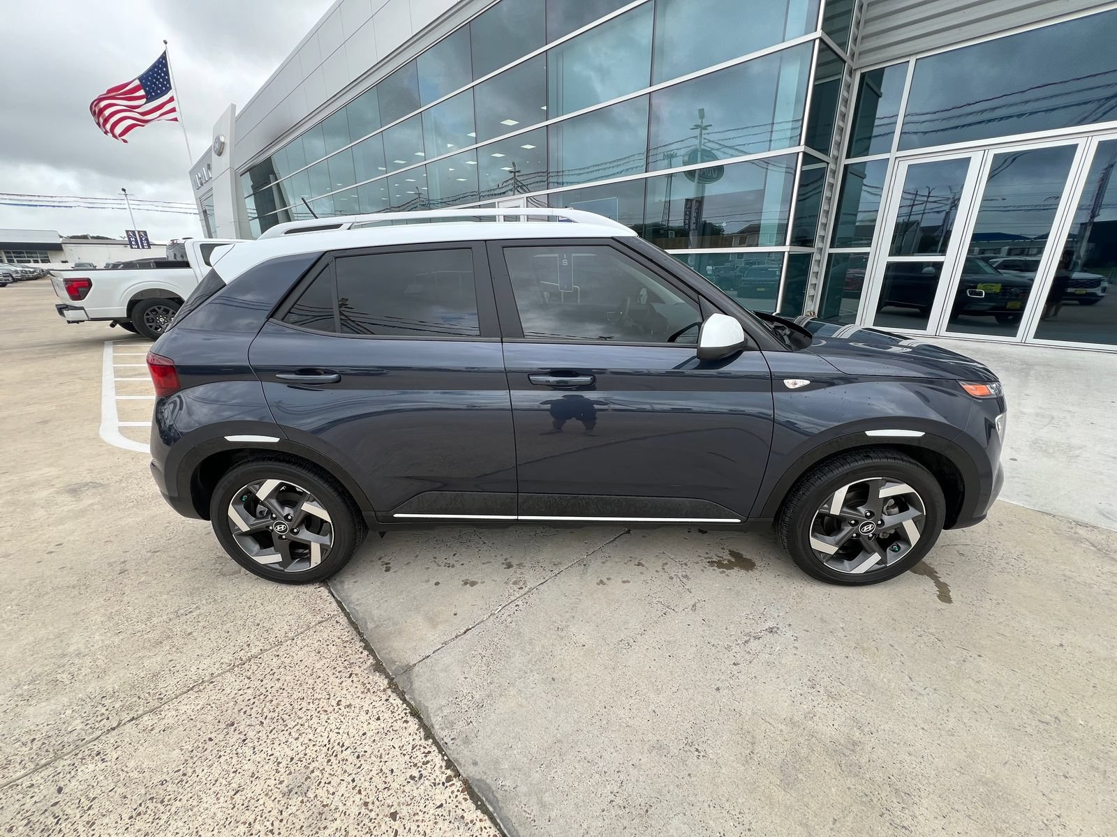 Used 2025 Hyundai Venue Limited FWD image 2