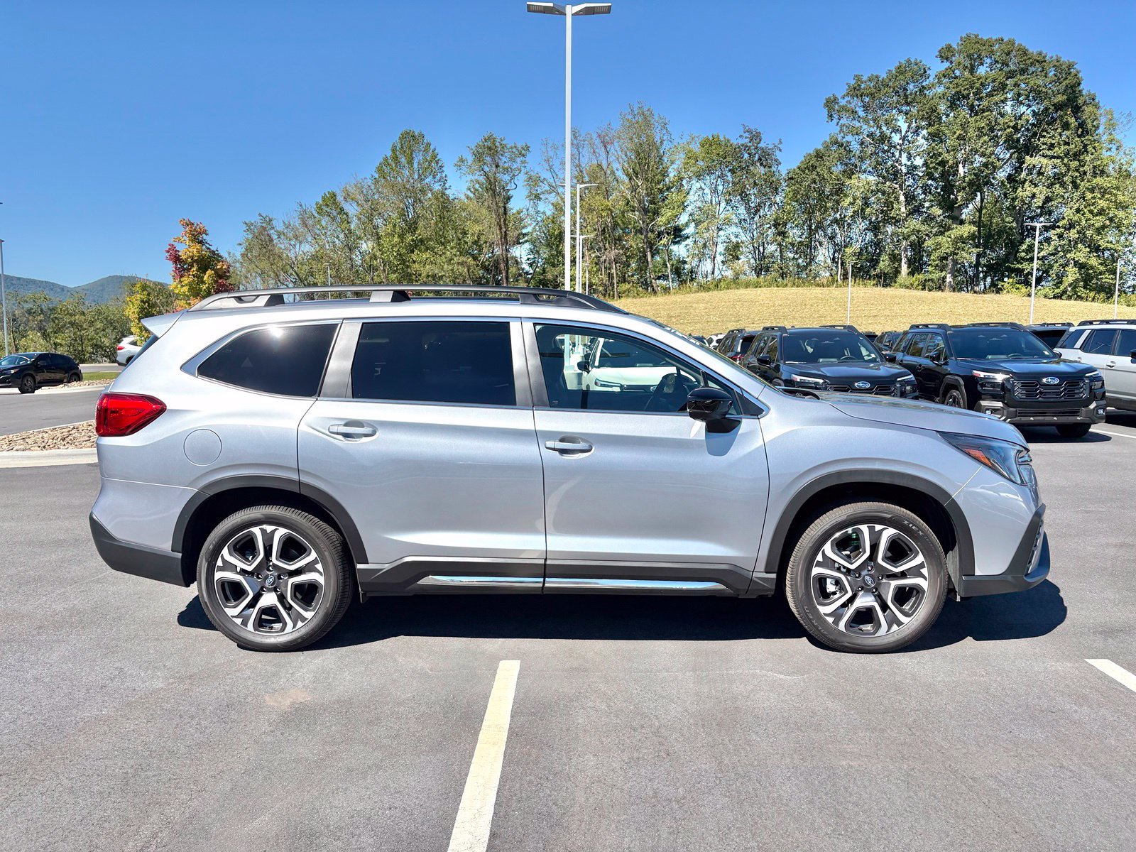 Used 2025 Subaru Ascent Limited w/ Popular Package #2 AWD/4WD image 6