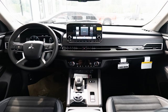 New 2025 Mitsubishi Outlander SE image 9