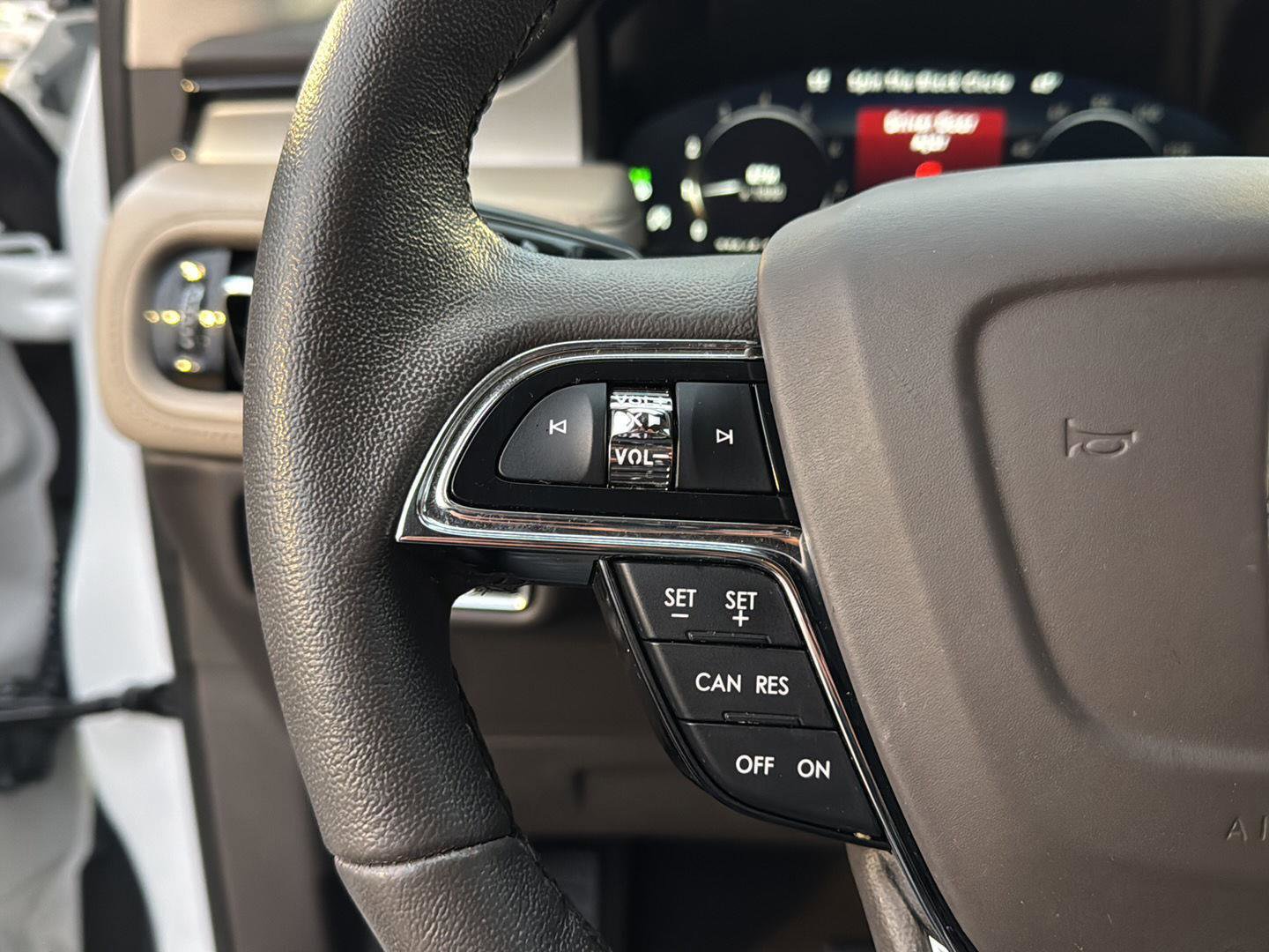 Used 2022 Lincoln Nautilus FWD w/ Premium Package image 18