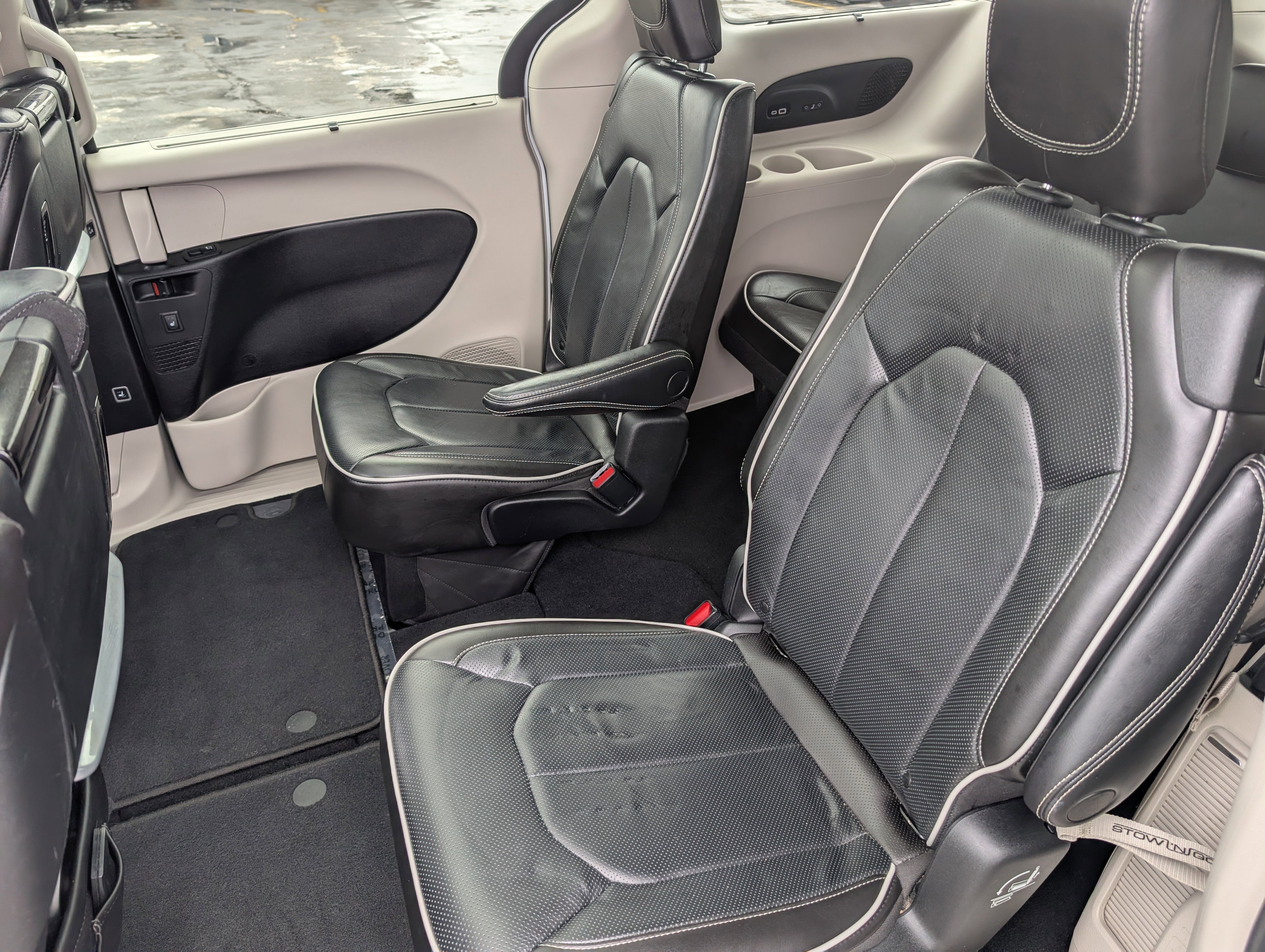 Used 2021 Chrysler Pacifica Limited w/ Uconnect Theater Family Group image 26