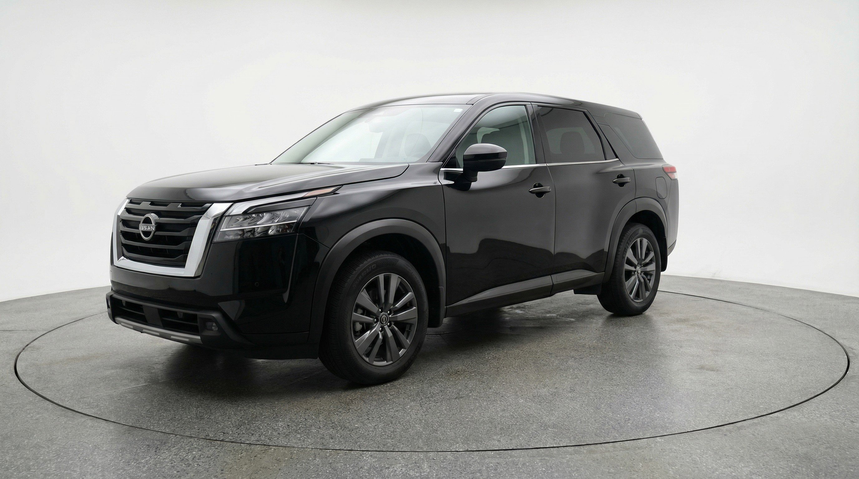 Used 2025 Nissan Pathfinder SV image 3