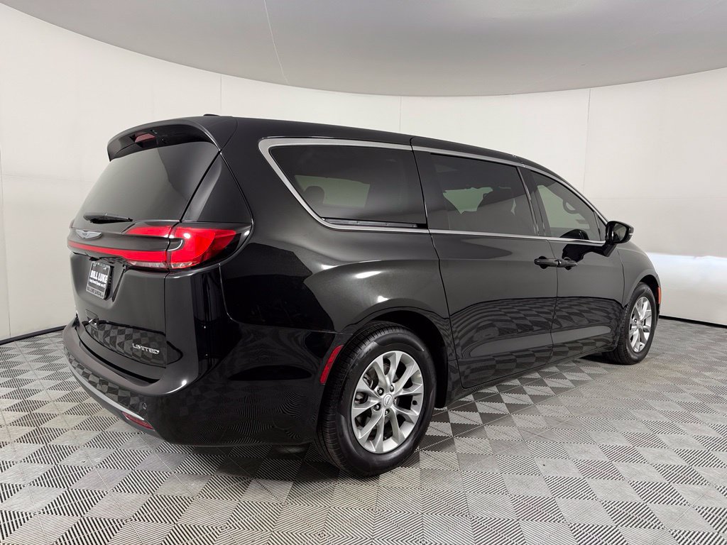 Used 2026 Chrysler Pacifica Limited FWD image 11