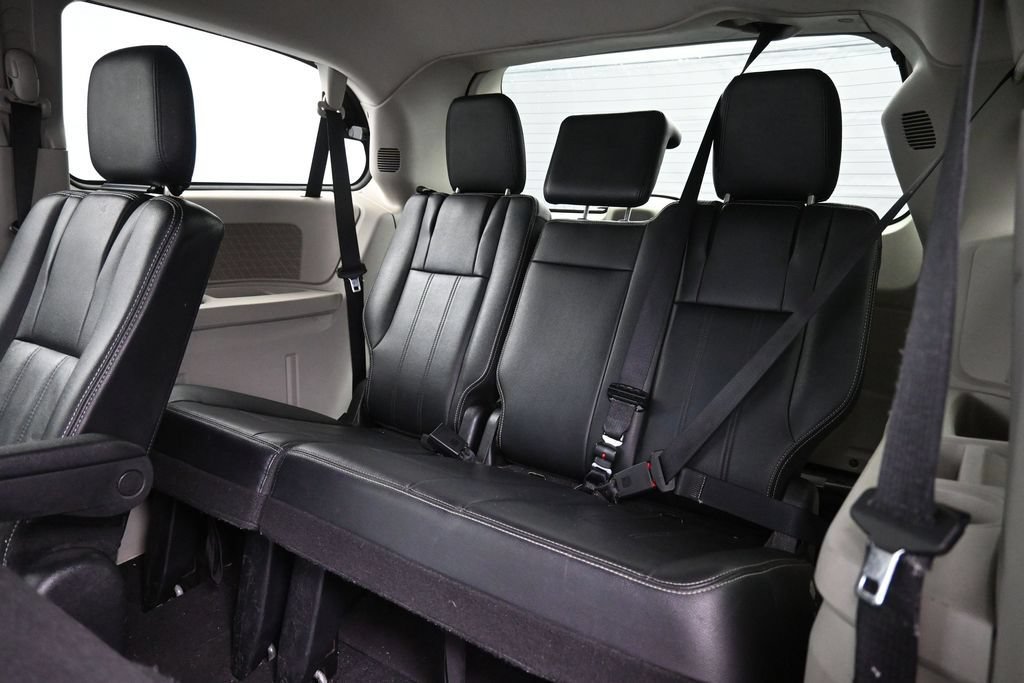 Used 2014 Chrysler Town & Country Touring FWD image 25