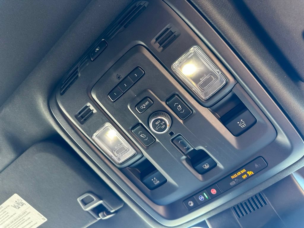 Used 2023 GMC Yukon XL Denali Ultimate AWD/4WD image 31