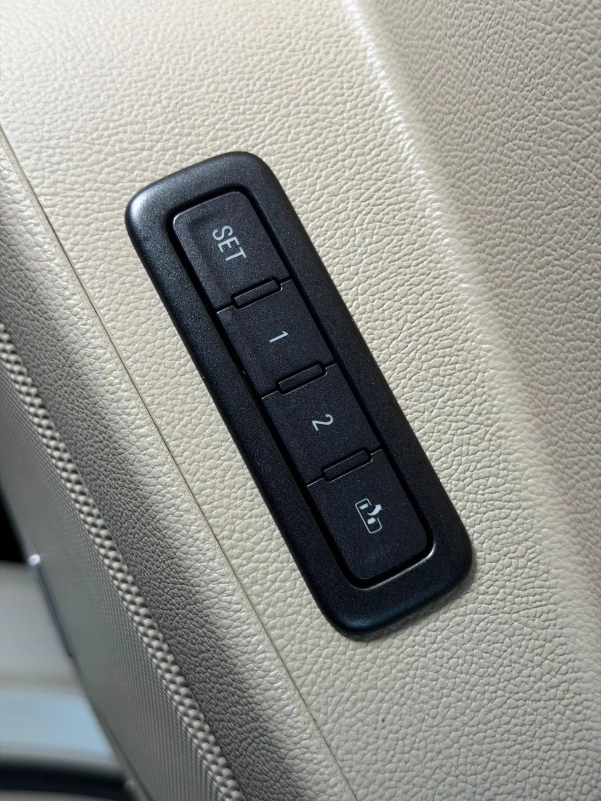 Used 2015 GMC Yukon Denali w/ Premium Package AWD/4WD image 25