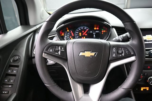 Used 2022 Chevrolet Trax LT w/ LT Convenience Package AWD/4WD image 1
